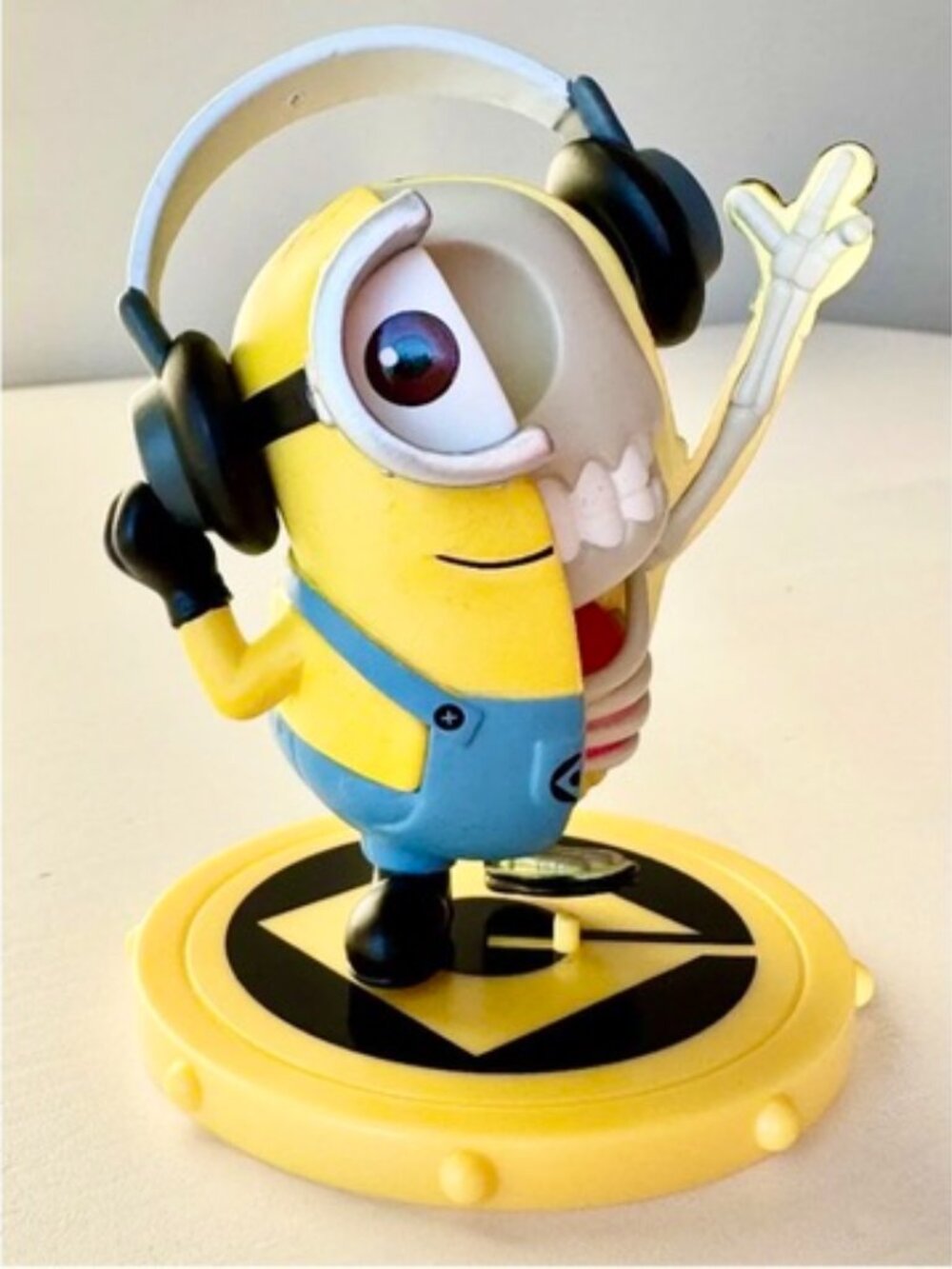 Freeny's Hidden Dissectible DJ CARL Minions Vacay Edition Blind Box Stand Loose